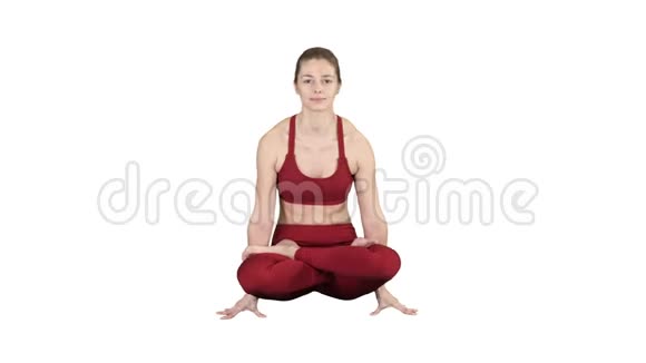 托拉萨纳或鳞片软管美丽的女人做瑜伽坐臂举姿在白色背景视频的预览图
