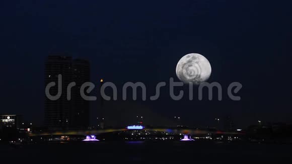 满月在黑暗的天空中快速上升潮菲拉河的美丽和平克劳桥上汽车的灯光视频的预览图