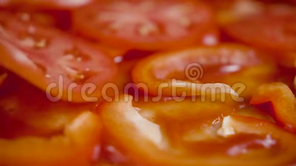 男性用番茄做披萨视频的预览图