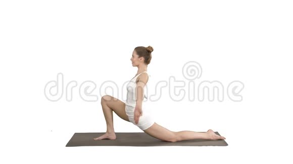 运动迷人的女孩练习瑜伽站在骑手运动Anjaneyasana姿势在白色背景视频的预览图