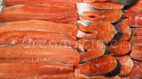 海鲜店新鲜的鱼片切碎的生三文鱼切成碎片在商店柜台出售食物背景关闭视频的预览图