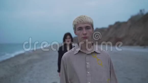 海滩上的时髦情侣视频的预览图
