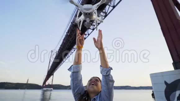 从里斯本双手发射无人驾驶飞机的女孩视频的预览图