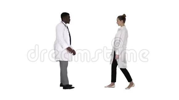 很高兴见到你医生在白色背景上见面握手视频的预览图