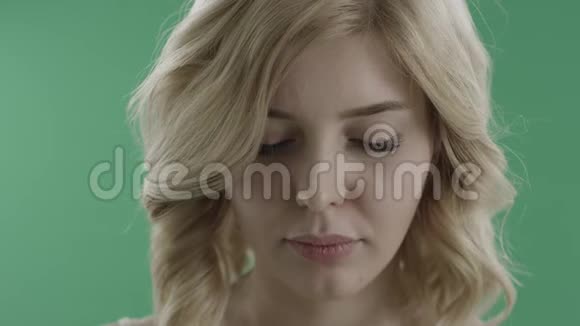 性感性感女人在绿色背景上调情视频的预览图