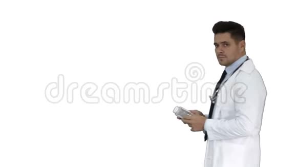 临床医生男医生在白色背景下展示药物药物和与相机交谈视频的预览图