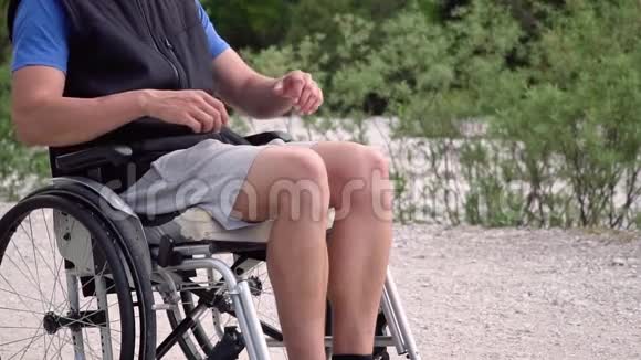 残疾青年学生轮椅上的慢动作特写视频的预览图