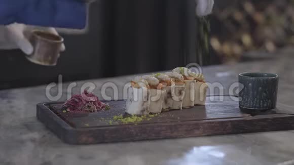 厨师在现代餐厅烹饪美味的菜肴男人在拉瓦什皮塔卷里撒拉拉串和调味料视频的预览图