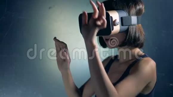 女黑客一边使用VR眼镜一边破解系统关闭视频的预览图