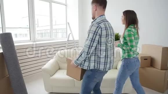 购租房地产的概念年轻的一对夫妇买或租了第一间小公寓视频的预览图