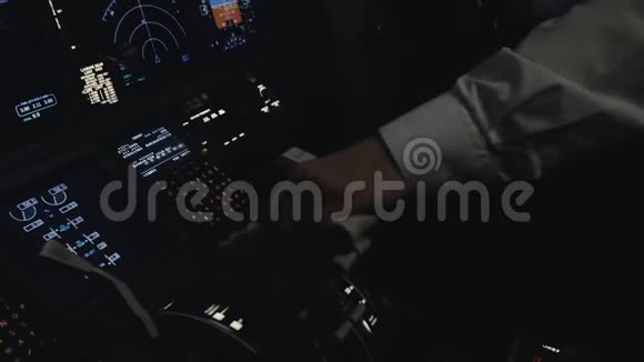 民用飞机机舱内驾驶员手握油门视频的预览图