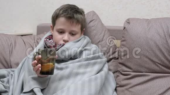 这个男孩用柠檬喝药和茶他感冒了视频的预览图