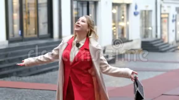 活泼开朗的漂亮女人穿着西装看着镜头在户外商业成功概念视频的预览图