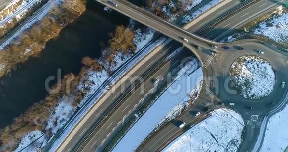 空中景观道路与雪冬路的圆周运动视频的预览图