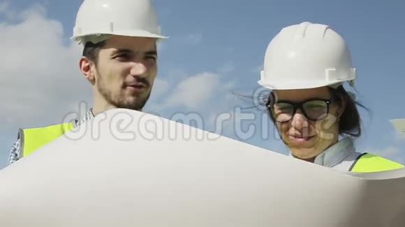 女人和男人是绿色环保项目的首席工程师视频的预览图