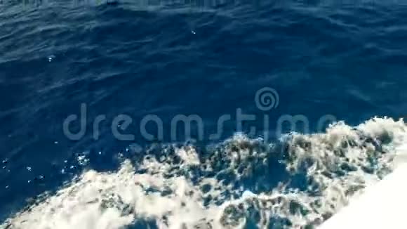 蓝海水加白泡沫背景视频的预览图