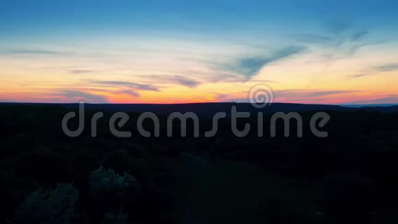 在乌云密布的天空下全景的夏季夜景视频的预览图