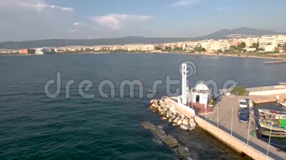 鸟瞰小白希腊东正教教堂在码头边缘的船只卡拉马里亚塞萨洛尼基希腊向前移动视频的预览图