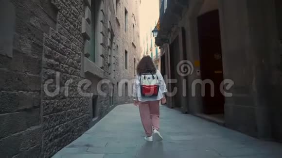 在巴塞罗那的一个古老街区一个人在黑暗狭窄的街道上散步视频的预览图