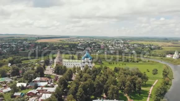 一个乡村景观教堂建筑和小房子绿色的田野苏兹达尔俄罗斯视频的预览图