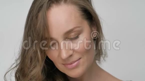 一个调情和微笑的女人的肖像视频的预览图
