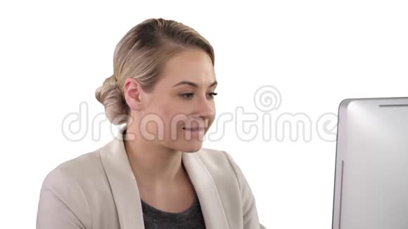 优雅的女商人在办公桌前欢呼看着显示器白色背景视频的预览图