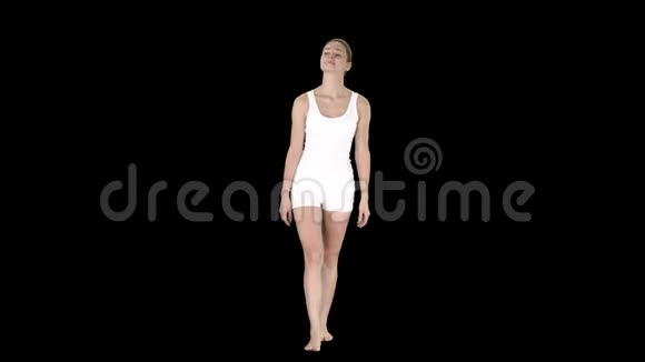 穿白衣服的年轻女子赤脚走路阿尔法频道视频的预览图