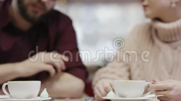 一名成年男子和女友坐在餐厅用智能手机支付账单视频的预览图