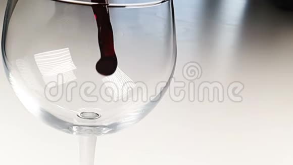 在白色背景下将红酒倒入酒杯营养保健理念慢镜头拍摄视频的预览图