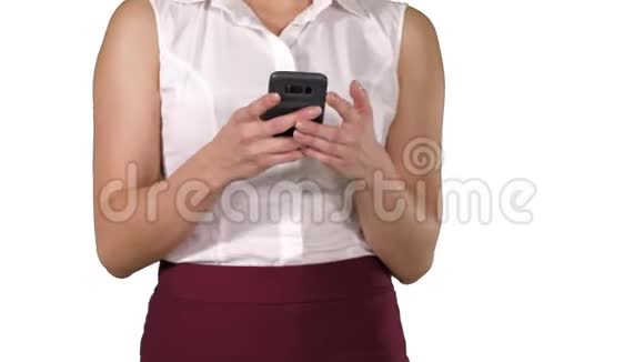 美女用手机女人用白色背景的智能手机发短信视频的预览图