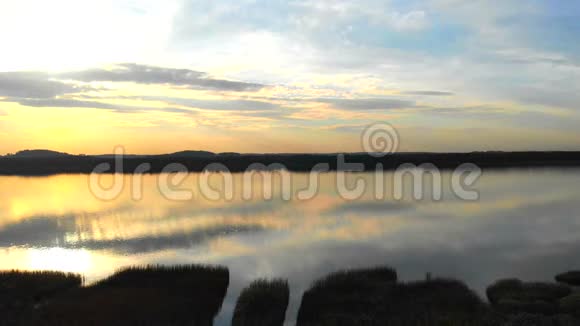 湖边浪漫的日落视频的预览图