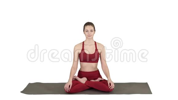 运动迷人的女人练习瑜伽坐在莲花锻炼Siddhasana姿势呼吸白色背景视频的预览图