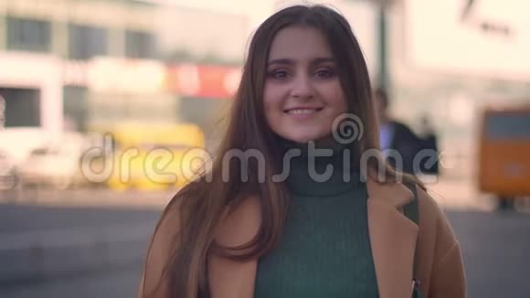 一位了不起的白人女性站在路边看着镜头脸上洋溢着幸福的表情在市区里放松视频的预览图