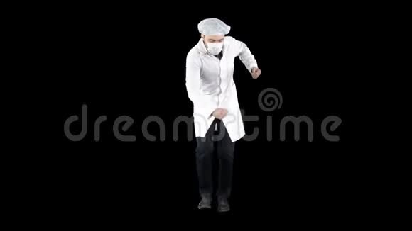 医生穿着制服戴着面具他走得很滑稽阿尔法频道视频的预览图