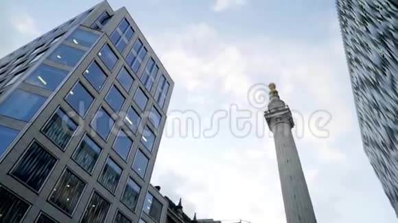 商业建筑背景纪念碑行动在办公楼中高耸的纪念碑的底部景色视频的预览图