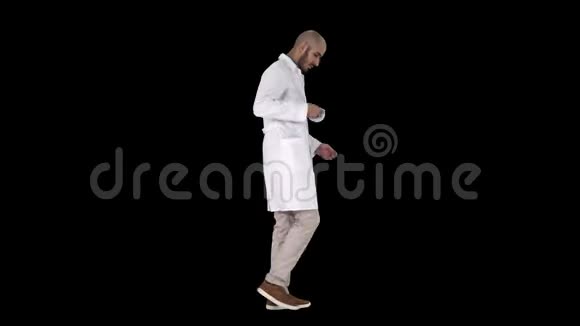 阿拉伯医生走路戴上医疗帽阿尔法频道视频的预览图