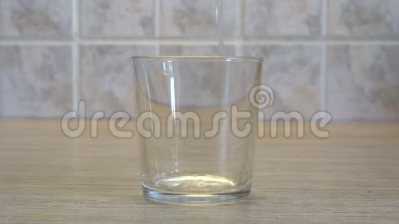 水倒在玻璃杯里视频的预览图