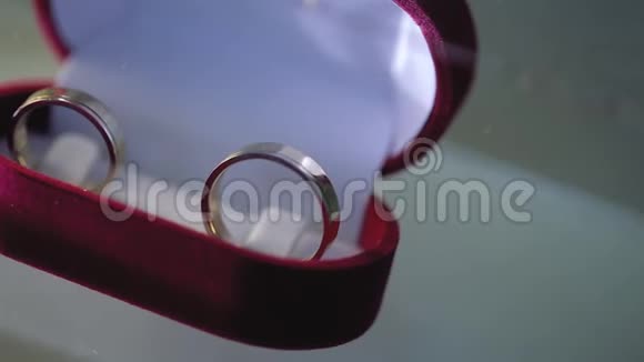 银婚戒指在红盒宏观特写拍摄钻石首饰视频的预览图