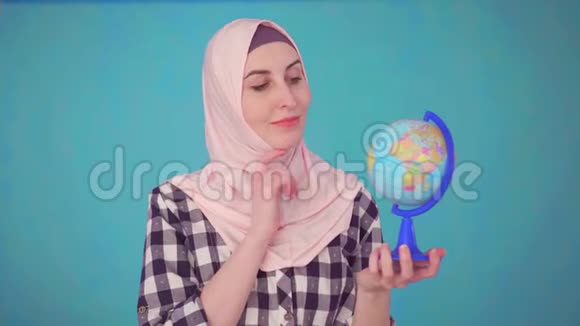 年轻美丽的穆斯林妇女的肖像全球模特视频的预览图