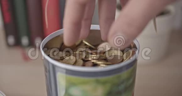 男性手从罐子里拿出一把欧元硬币和钞票视频的预览图