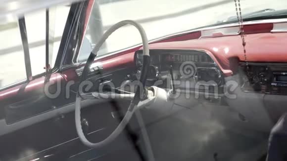 经典美国车的内饰设计行动一个经典的红色内饰和仪表板在薄荷条件视频的预览图
