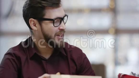 成年男子亲吻妻子作为礼物桌子上的礼物特写镜头视频的预览图