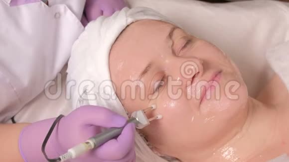 美容院女性面部美容程序的振兴皮肤上透明凝胶特写镜头这就是视频的预览图