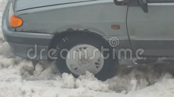 汽车陷在雪里滑了下来视频的预览图