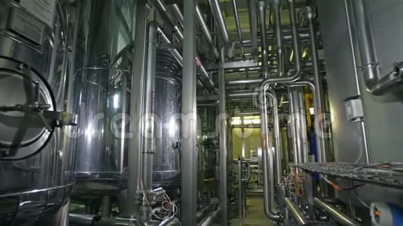 化学加工厂的管道视频的预览图