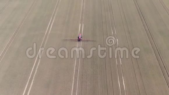 长臂自动推进喷雾机正在大田里喷洒小麦视频的预览图