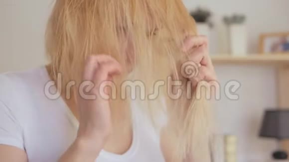 一个用梳子梳头的女人发现很多掉下来的头发视频的预览图