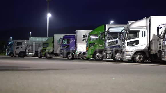 黎明时分在新桃高速公路爱知路滨松服务区休息的卡车视频的预览图