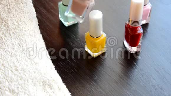 美甲美丽的美甲女性指甲与红色指甲油在柔软的白色毛巾红色和珠光清漆视频的预览图