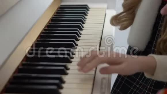 学弹钢琴的小女孩视频的预览图